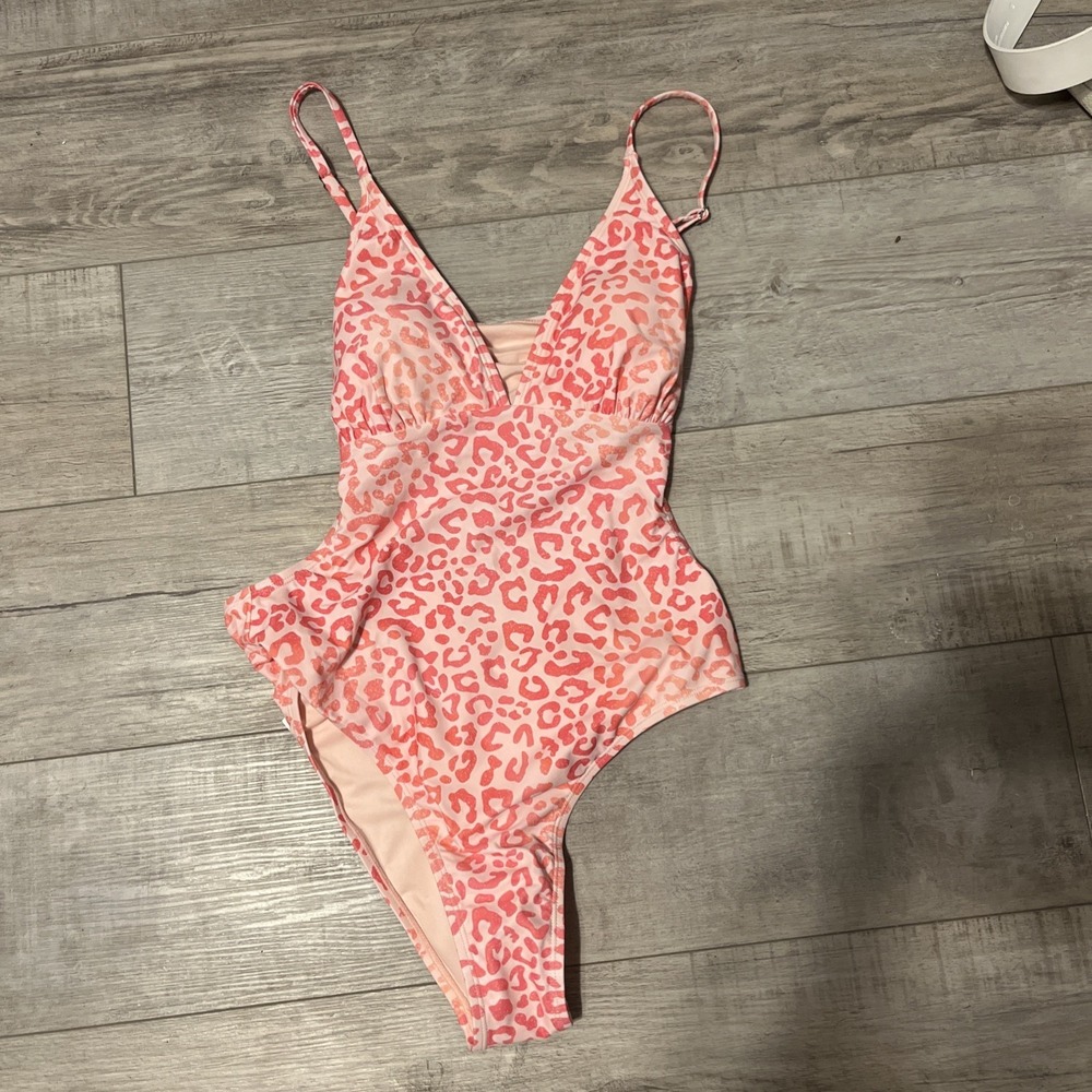 Cupshe Womens Cutout One Piece Swimsuit Size Large Pink Leopard Crossback